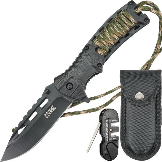 zwarte survivalmes met groen camouflerend handvat en slijper in zwarte hoes