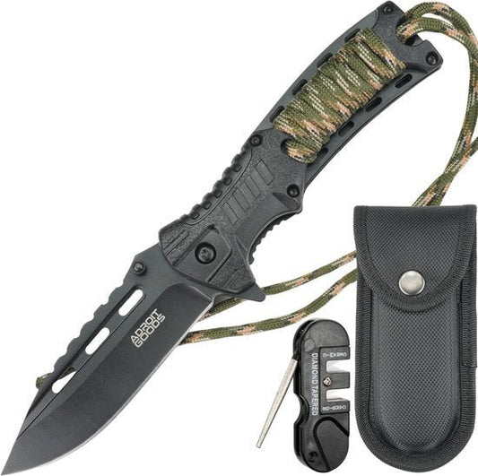 zwarte survivalmes met groen camouflerend handvat en slijper in zwarte hoes