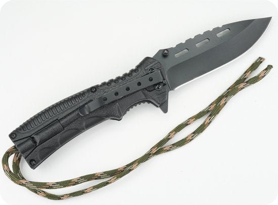 zwarte inklapbare zakmes met geprofileerd handvat en camouflage koord detail