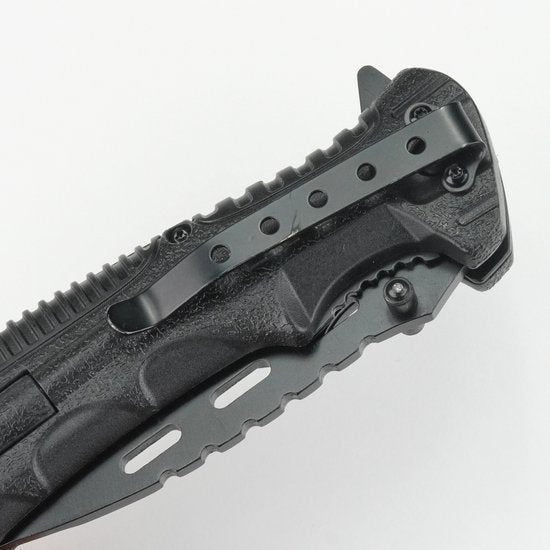 Zwarte inklapbare mes met metalen clip en gekarteld lemmetdetail zichtbaar