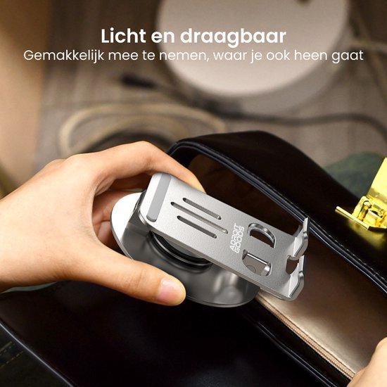 Hand houdt licht en draagbaar metalen object boven zwart tasje voor onderweg gebruik