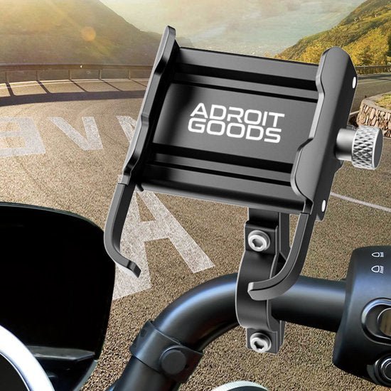 Zwarte telefoonhouder met AdroitGoods logo gemonteerd op motorstuur in zonnige buitenomgeving