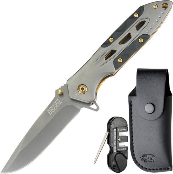 Opgevouwen zakmes met metalen handvat, veiligheidsriem en klein zwart gereedschap met sleutelring