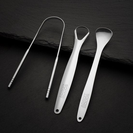 Rvs huidverzorgingsset met drie instrumenten op zwarte ondergrond voor gezichtsverzorging