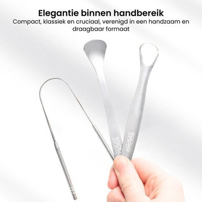 Hand met drie compacte, slanke, zilveren metalen gereedschappen met opdruk AdroitGoods