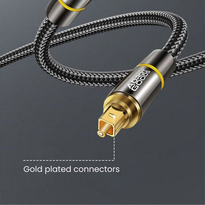 Zwart gevlochten kabel met goudkleurige AdroitGoods connector en beschermende metalen behuizing