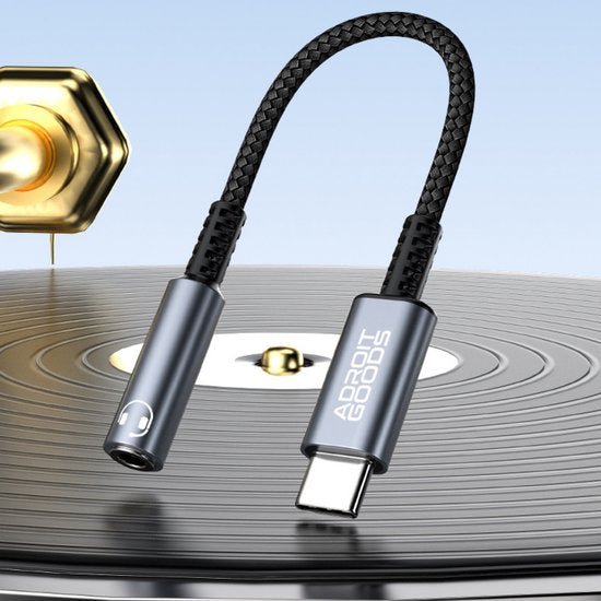 Zwarte gevlochten USB-C naar 3,5 mm koptelefoonadapter met metalen behuizing en AdroitGoods logo