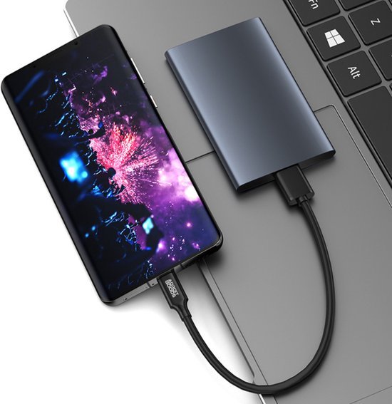 smartphone verbonden met laptop via een zwart laadkabel en externe harde schijf