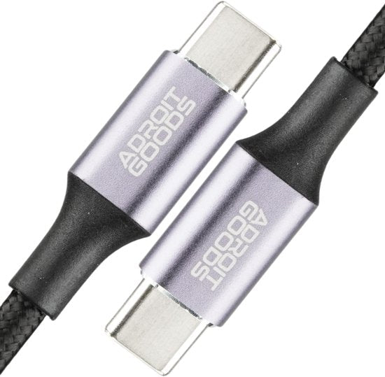 Nette close-up van twee USB-C-kabels met metalen behuizing en gevlochten kabelmantel