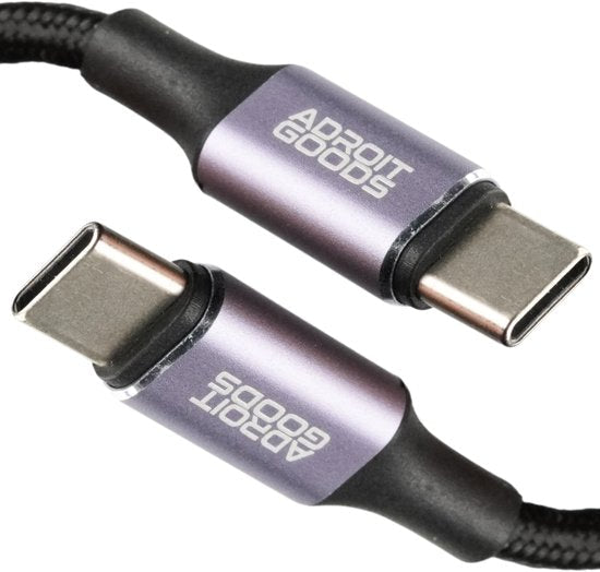twee paarsmetalen usb-c stekkers met zwarte kabel en Adroit Goods logo zichtbaar