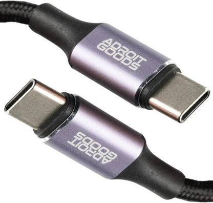 twee paarsmetalen usb-c stekkers met zwarte kabel en Adroit Goods logo zichtbaar