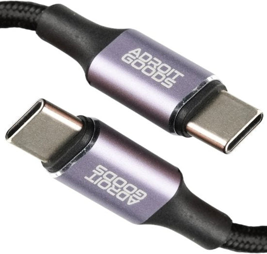 twee paarsmetalen usb-c stekkers met zwarte kabel en Adroit Goods logo zichtbaar