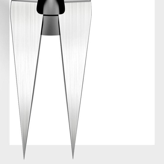 twee lange, puntige metalen pincetten met een zwarte plastic handgreep dicht bij de top