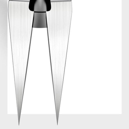 twee lange, puntige metalen pincetten met een zwarte plastic handgreep dicht bij de top