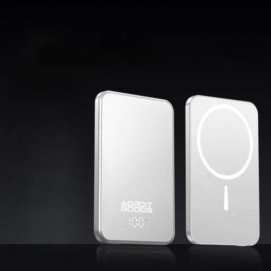 Twee slanke zilverkleurige draadloze opladers met digitale display en LED-ringlicht op zwarte achtergrond