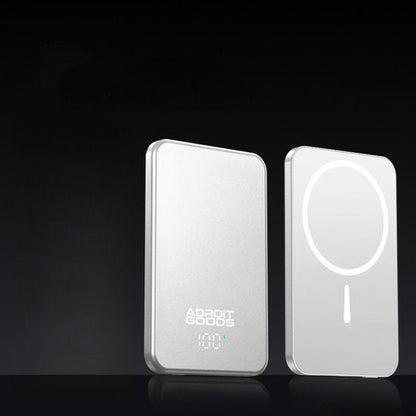 Twee slanke zilverkleurige draadloze opladers met digitale display en LED-ringlicht op zwarte achtergrond