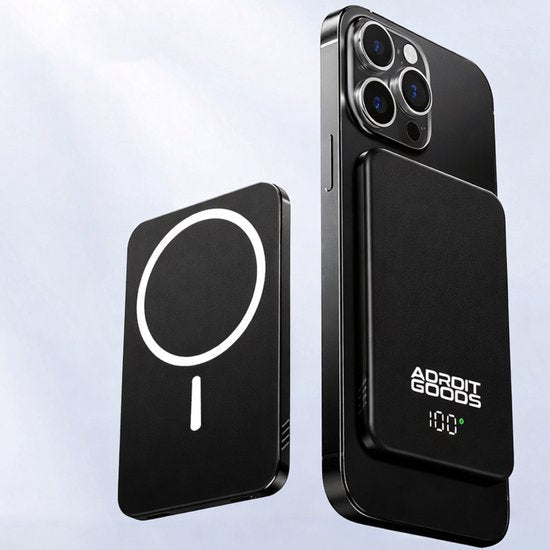 Zwarte draadloze oplader met display en magnetische pasvorm bevestigd aan zwarte smartphone achterkant