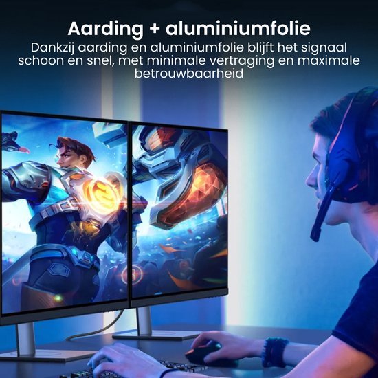 Man met koptelefoon gamet met dual monitors en heldere beelden van futuristisch spel
