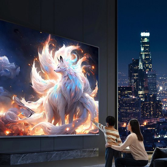 Mens en kind kijken naar groot kleurrijk schilderij van fantasie vos met vurige staarten.