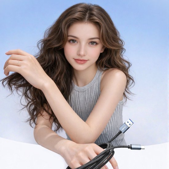 Jonge vrouw met golvend haar toont een zwart gevlochten USB-kabel tegen een blauwe achtergrond