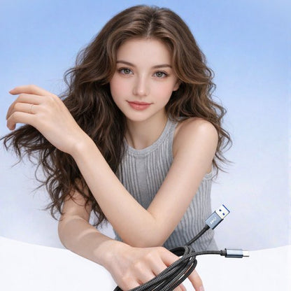 Jonge vrouw met golvend haar toont een zwart gevlochten USB-kabel tegen een blauwe achtergrond