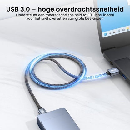 USB 3.0 kabel aangesloten op laptop en externe harde schijf voor snelle bestandsoverdracht