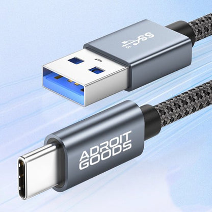 USB 3.0 naar USB-C kabel met gevlochten hoes en merknaam AdroitGoods zichtbaar.