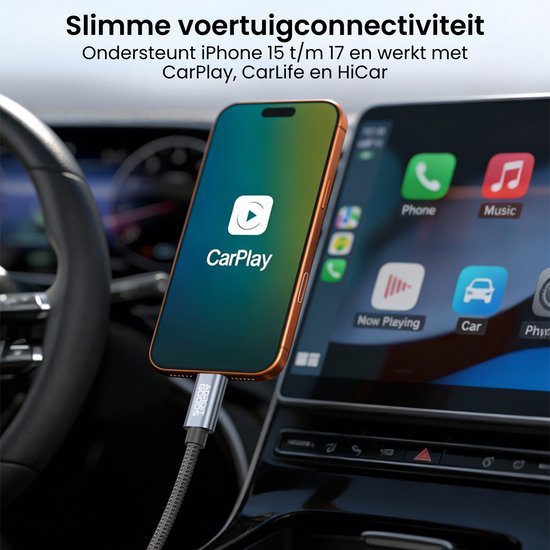 Smartphone verbonden met autoradio via kabel, scherm toont CarPlay interface en autoscherm icons