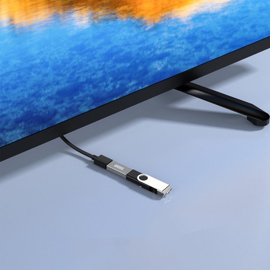 Zwarte en zilveren USB-stick aangesloten op een vlak scherm met blauwe en oranje kleuren