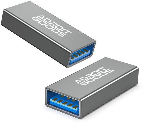 twee compacte metalen usb 3.0 adapters met blauw connectorgedeelte en AdroitGoods logo