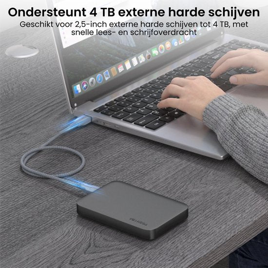 Compacte externe harde schijf aangesloten op laptop met blauw licht en grijze kabel