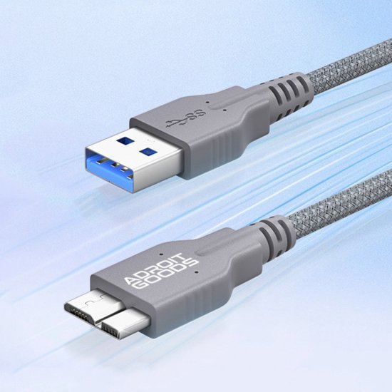 grijze gevlochten datakabel met usb-a en usb-c connectoren op een lichte achtergrond