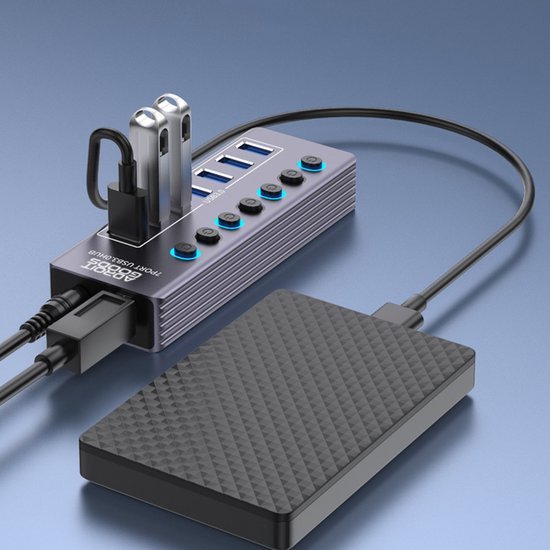 usb hub met meerdere poorten en aangesloten externe harde schijf in moderne opstelling