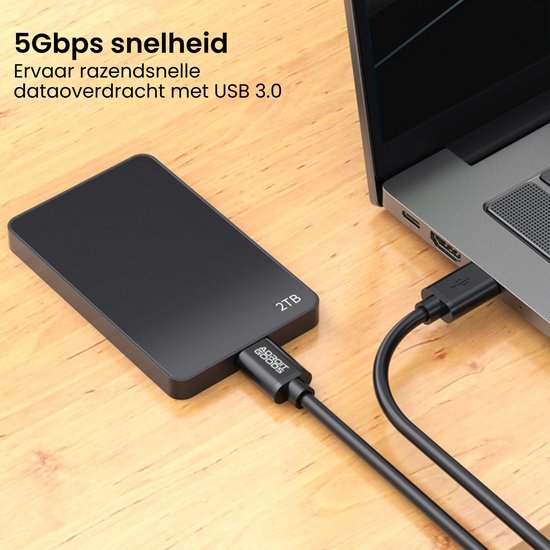 Externe harde schijf met USB 3.0 kabel aangesloten op laptop voor snelle data overdracht