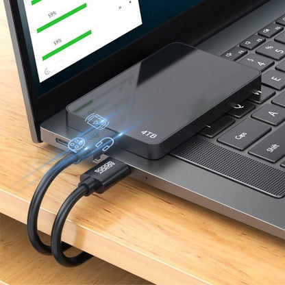 externe harde schijf van 4tb verbonden met laptop via usb-kabels op houten bureau
