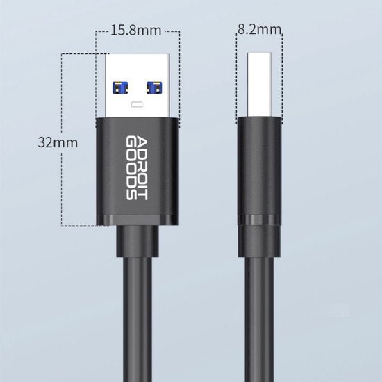 Zwarte USB-kabel met afmetingen 32mm x 15.8mm x 8.2mm en AdroitGoods logo zichtbaar.