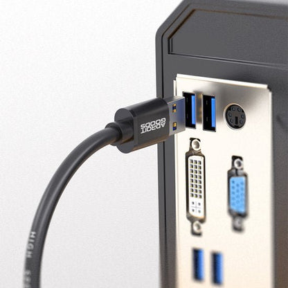Zwarte USB 3.0-kabel van AdroitGoods aangesloten op een achterpaneel met diverse poorten