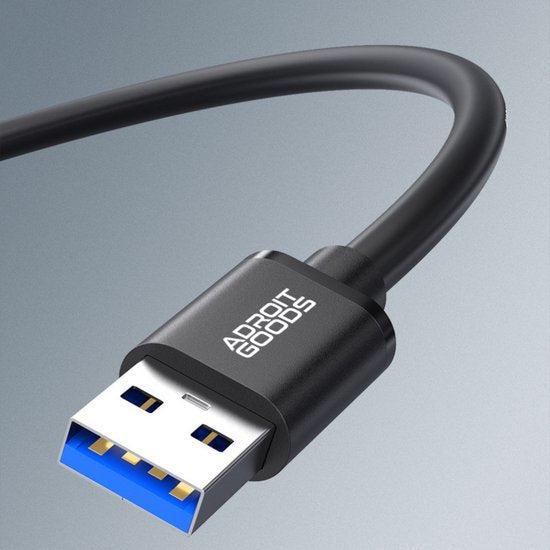 zwarte USB-kabel met blauwe aansluiting en merknaam AdroitGoods in close-up weergave