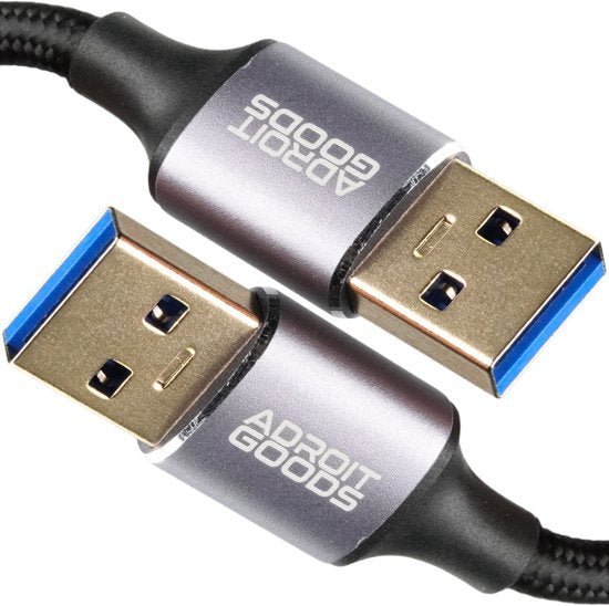 Twee USB 3.0 kabelconnectoren met metalen behuizing en Adroit Goods logo’s zichtbaar