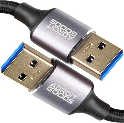 Twee USB 3.0 kabelconnectoren met metalen behuizing en Adroit Goods logo’s zichtbaar