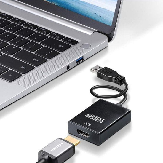 Laptop met een zwart AdroitGoods kabeladapter en HDMI-aansluiting op een witte ondergrond