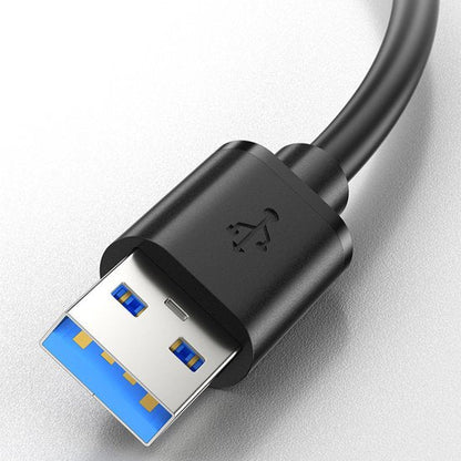 Zwarte USB-kabel met blauwe connector en een USB-symbool op de behuizing