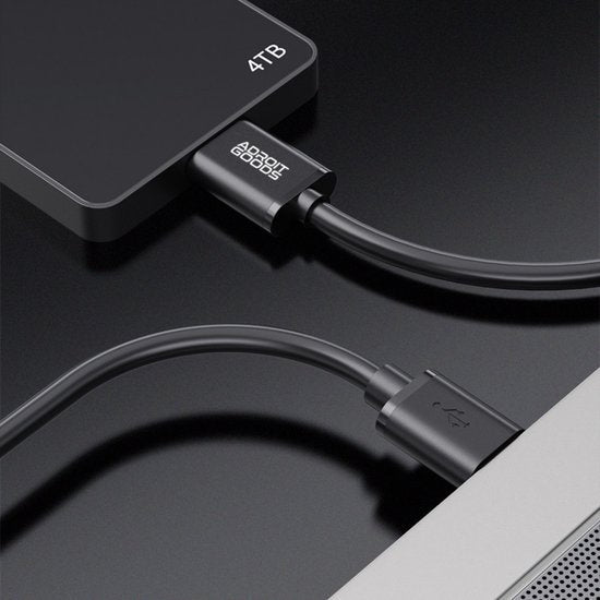 Zwarte 4TB externe harde schijf verbonden met laptop via USB-kabel van AdroitGoods