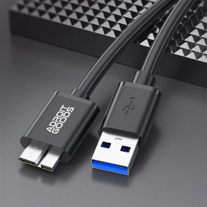zwarte USB-kabel met USB-A en USB-C connectoren op een grijze achtergrond