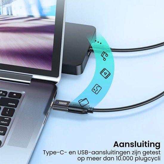 Laptop met aangesloten zwarte Type-C en USB-kabels op lichtblauwe achtergrond