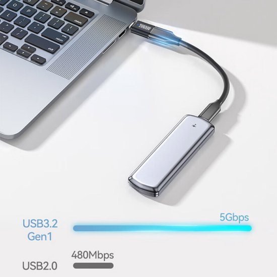 Laptop met aangesloten zilverkleurige usb-adapter via korte zwarte kabel voor snelle dataoverdracht