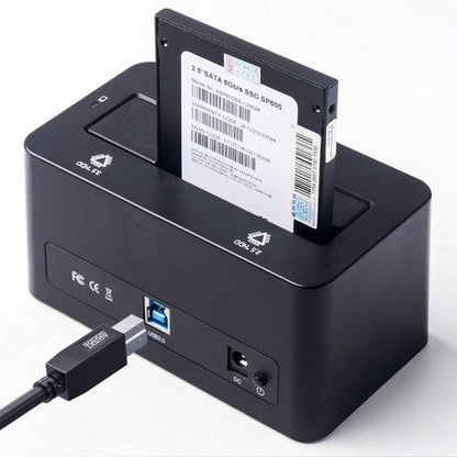 Zwarte dockingstation met aangesloten SATA SSD en USB 3.0 kabel in een heldere omgeving.