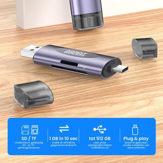 compact geheugenkaartlezer met usb en type-c aansluiting op houten oppervlak