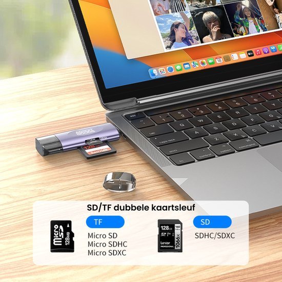 Laptop met een adapter en dubbele kaartlezer voor SD en TF kaarten op een houten bureau
