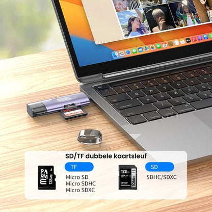 Laptop met een adapter en dubbele kaartlezer voor SD en TF kaarten op een houten bureau